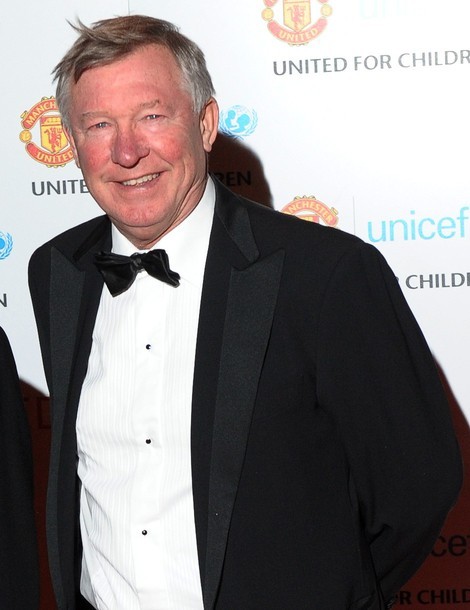 Bữa tiệc tối United for UNICEF được tổ chức ở sân Old Trafford vào tối qua, 12/12, với mục đích quyên tiền ủng hộ trẻ em trên thế giới. Sir Alex Ferguson đến dự với nụ cười rạng rỡ.